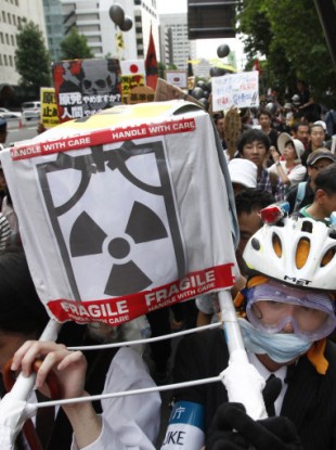 Demonstrators carry a mock coffin during an anti-nuclear power protest, in Tokyo, August 6, 2011.