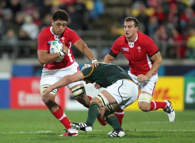 Welsh tryscorer Toby Faletau sidesteps Heinrich Brussow's tackle.