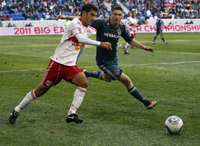 Keane shadowing Rafa Marquez.