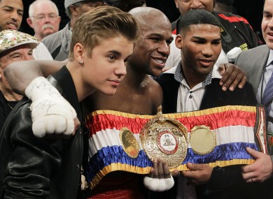 Mayweather poses with Justin Bieber and Yuriyorkis Gamboa after defeating Miguel Cotto.