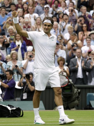 Roger Federer salutes the crowd.