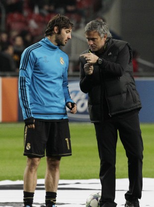 Esteban Granero admires a Mourinho magic trick.