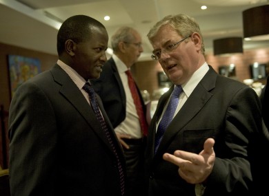 Eamon Gilmore speaks to a Kenyan businessman during a business breakfast in Nairobi this morning.