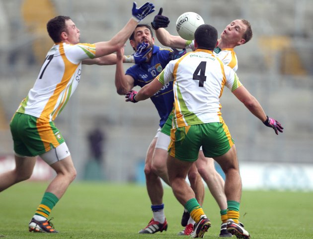 Paul Galvin forced off the ball 5/8/2012Ê