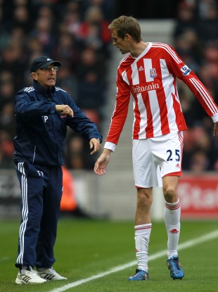 Stoke City manager Tony Pulis (left) speaks to Peter Crouch from the touchline.