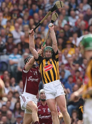 Kilkenny's Henry Shefflin catches the ball.