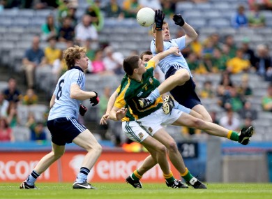 Shane Carthy of Dublin goes up to challenge Meath's Pádraic Harnan for a ball.