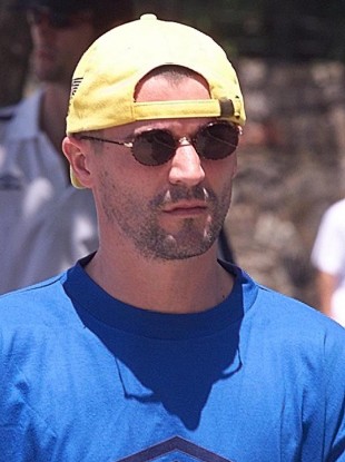 Expect to see the cap and shades return to keep off the sun.