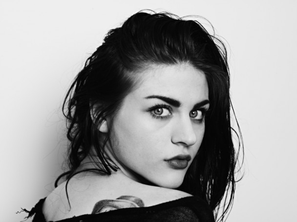 frances-bean-cobain-608x455