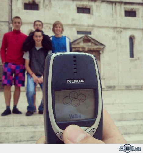 taking-pictures-with-nokia-3310-469x500.